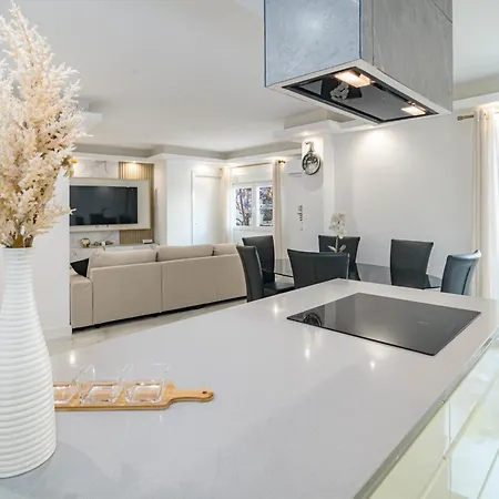 Terr69- Bright Gem In Charming Old Town Apartment *