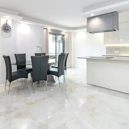 Terr69- Bright Gem In Charming Old Town 아파트