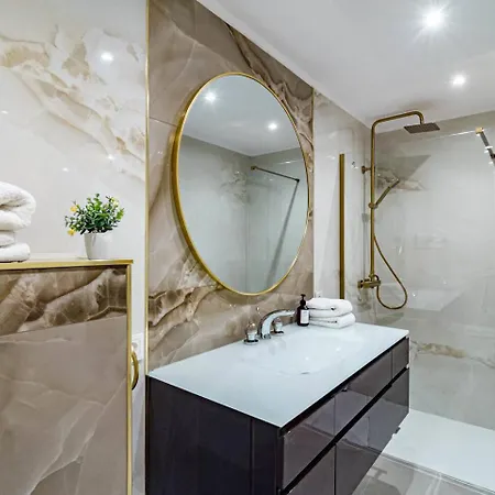 Terr69- Bright Gem In Charming Old Town 아파트