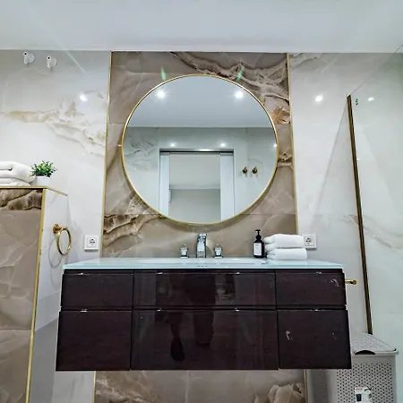 Terr69- Bright Gem In Charming Old Town 아파트 *