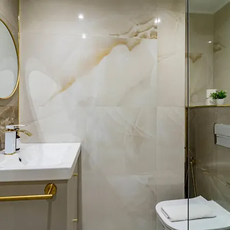 Terr69- Bright Gem In Charming Old Town 아파트 *