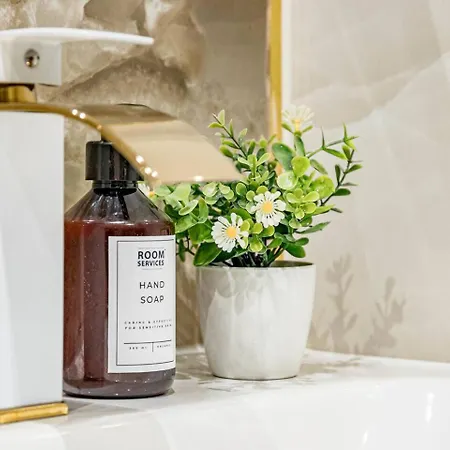 Terr69- Bright Gem In Charming Old Town 아파트 *