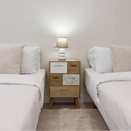 Terr69- Bright Gem In Charming Old Town 아파트 *