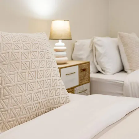 Terr69- Bright Gem In Charming Old Town 아파트